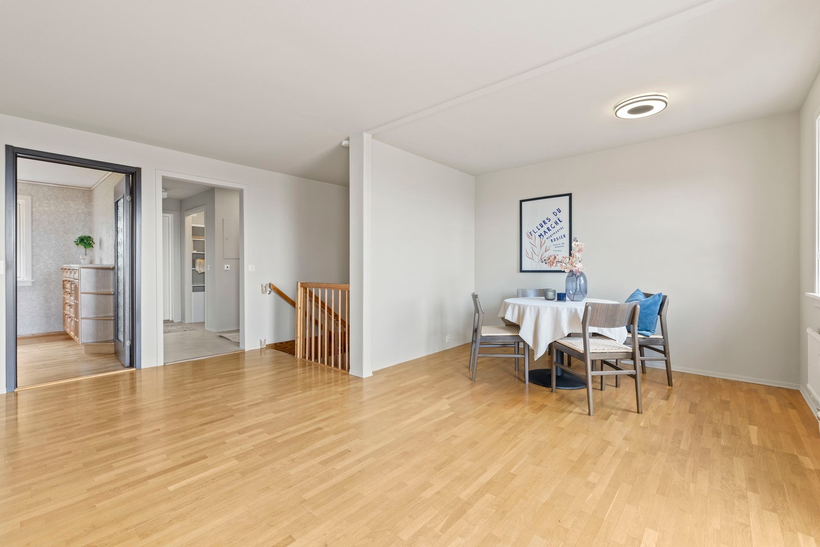 Det er god plass til spisegruppe - perfekt til både hverdag og gjester. Galleribilde