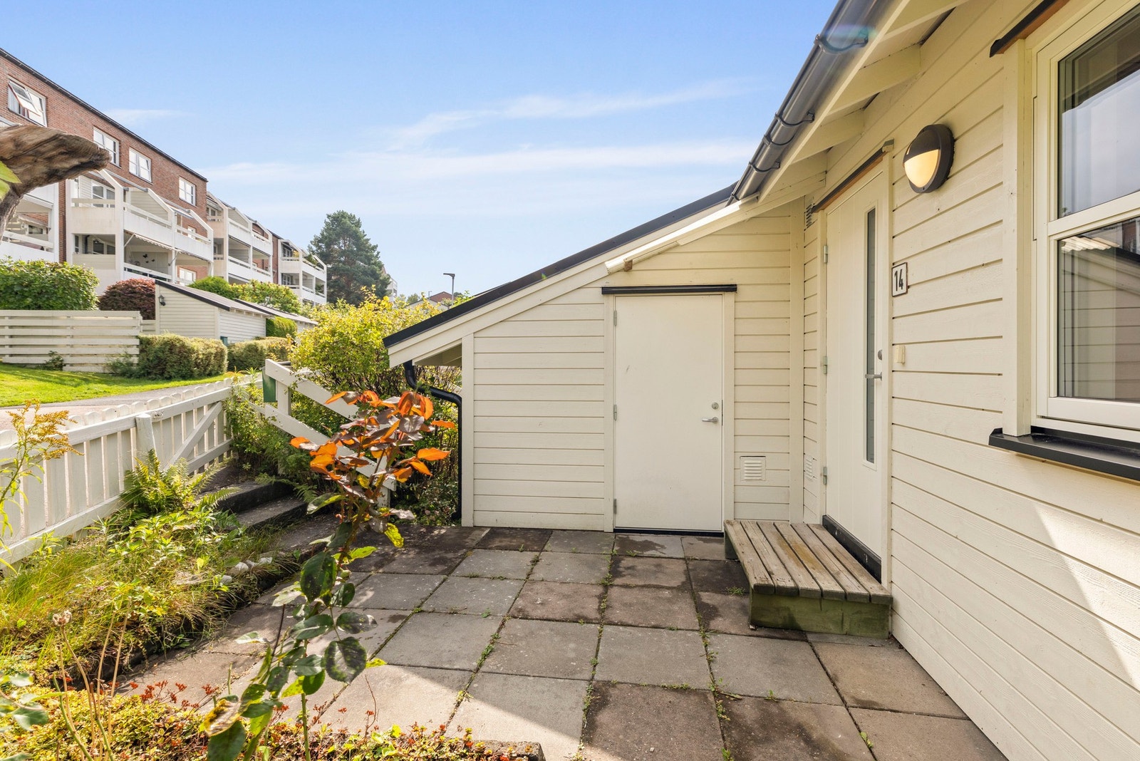 Hyggelig inngangsparti med plass til sittegruppe. Galleribilde