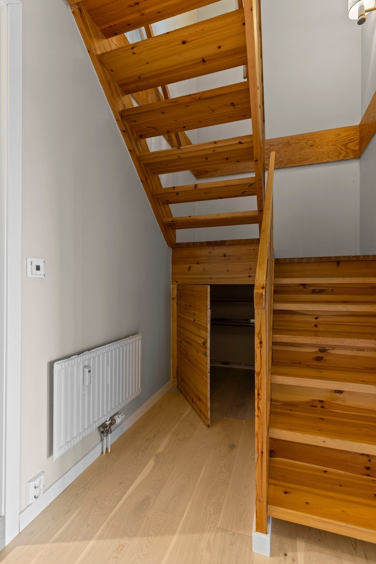 Smart oppbevaringsplass under trappen. Galleribilde