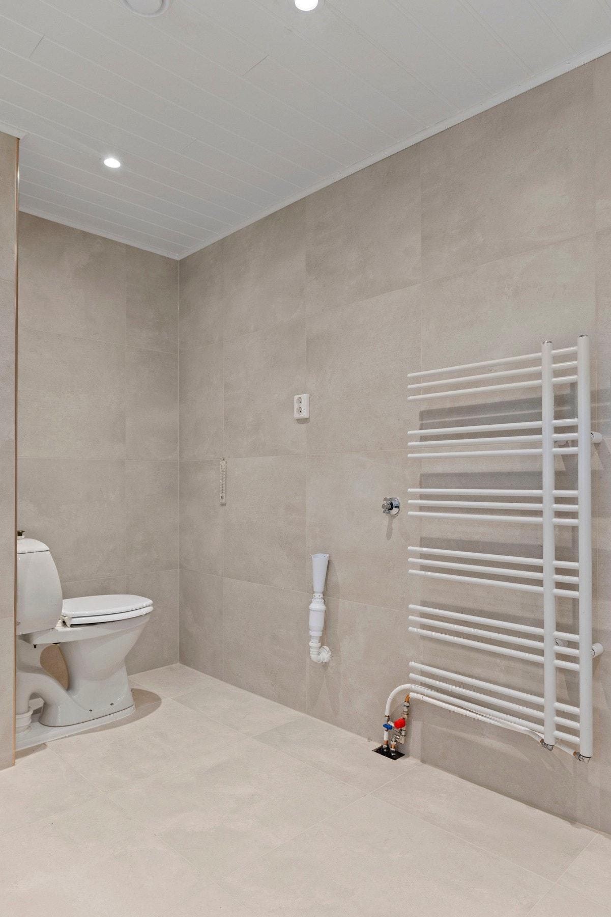 Badet har opplegg for vaskemaskin og håndkletørker for ekstra komfort. Galleribilde