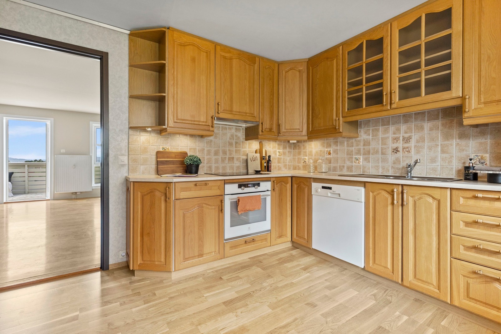 Det er rikelig med skap- og benkeplass. Galleribilde