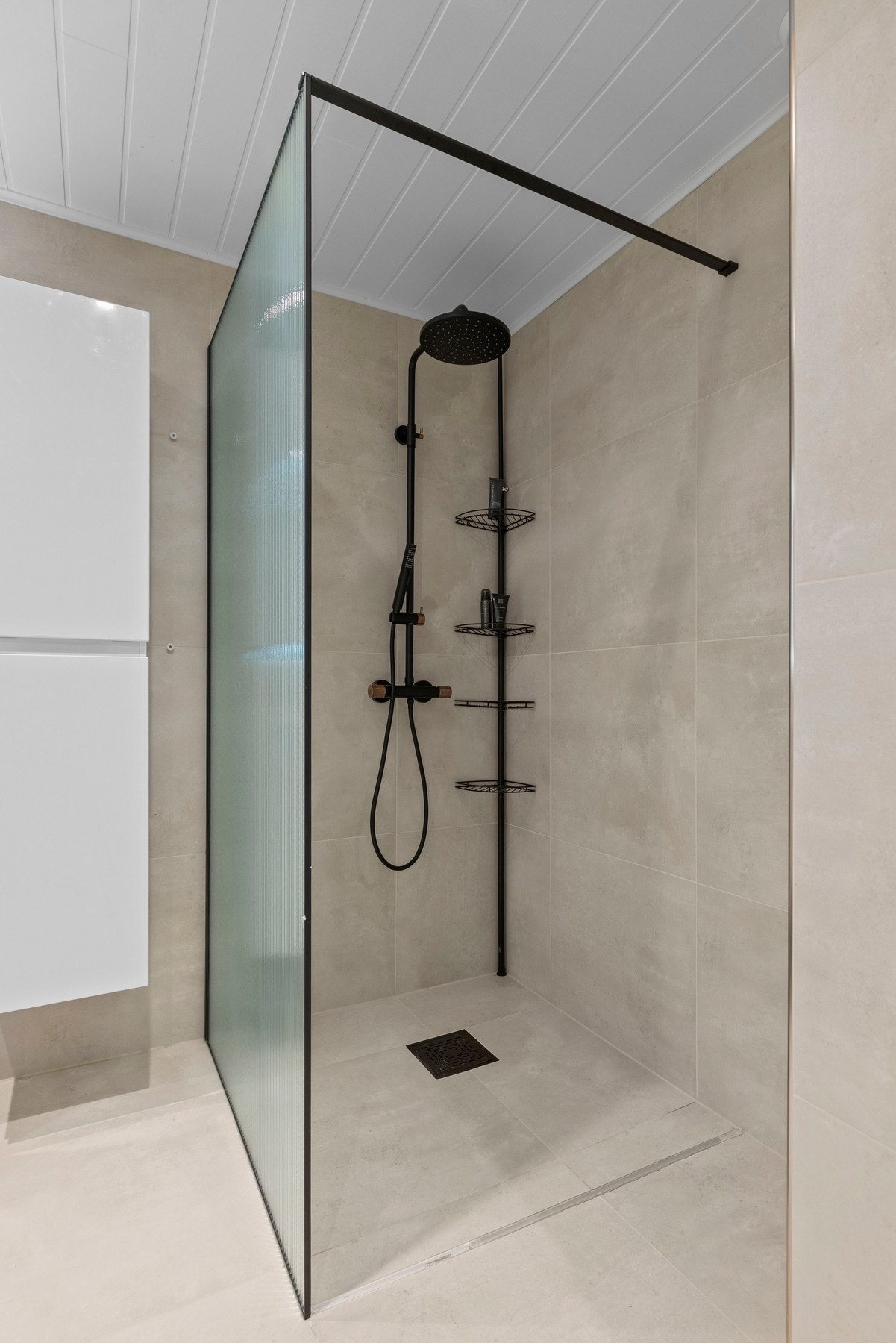 De sorte detaljene gir en stilig kontrast og tilfører badet et eksklusivt uttrykk. Galleribilde