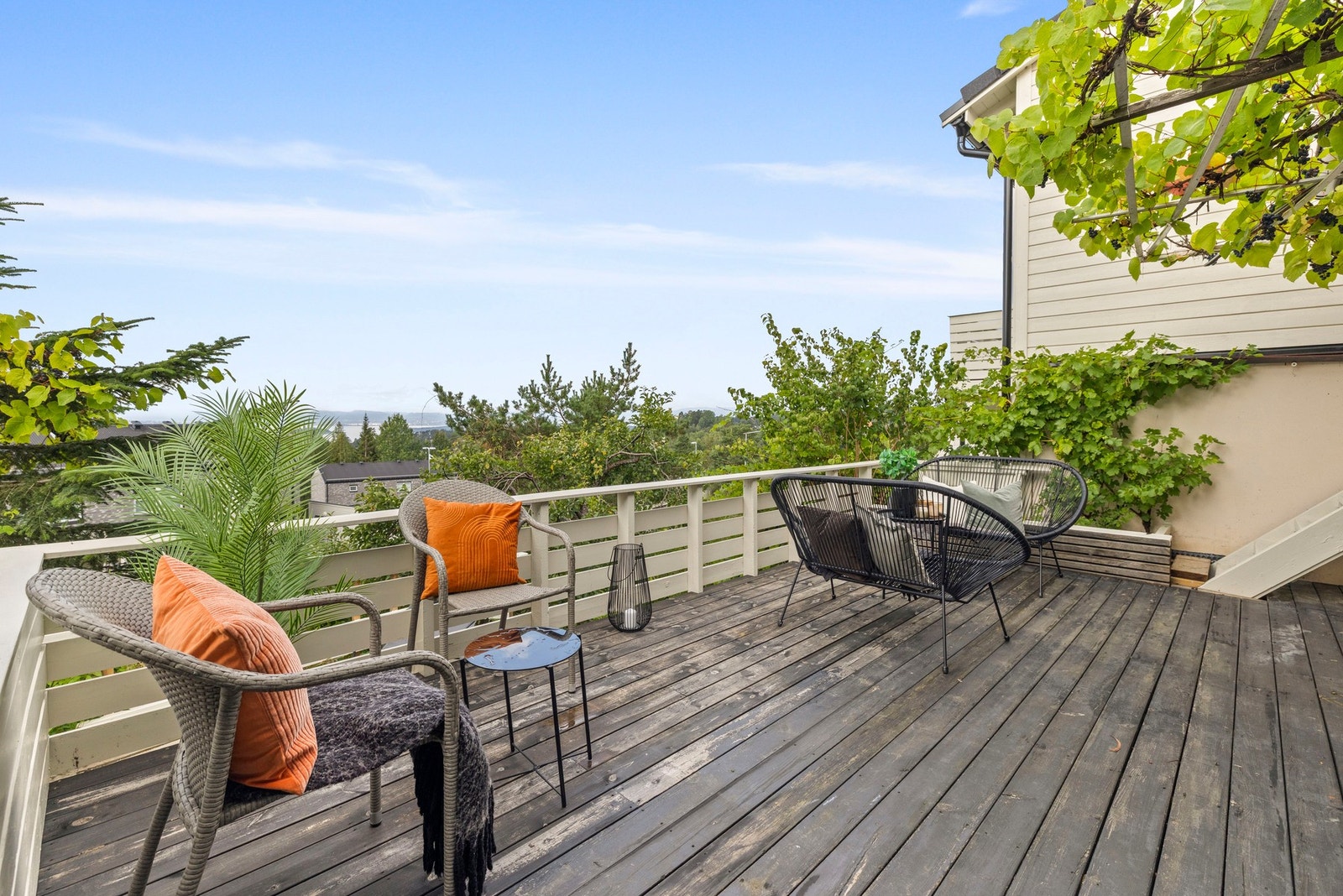 Perfekt terrasse for både avslapping og sosiale sammenkomster. Galleribilde