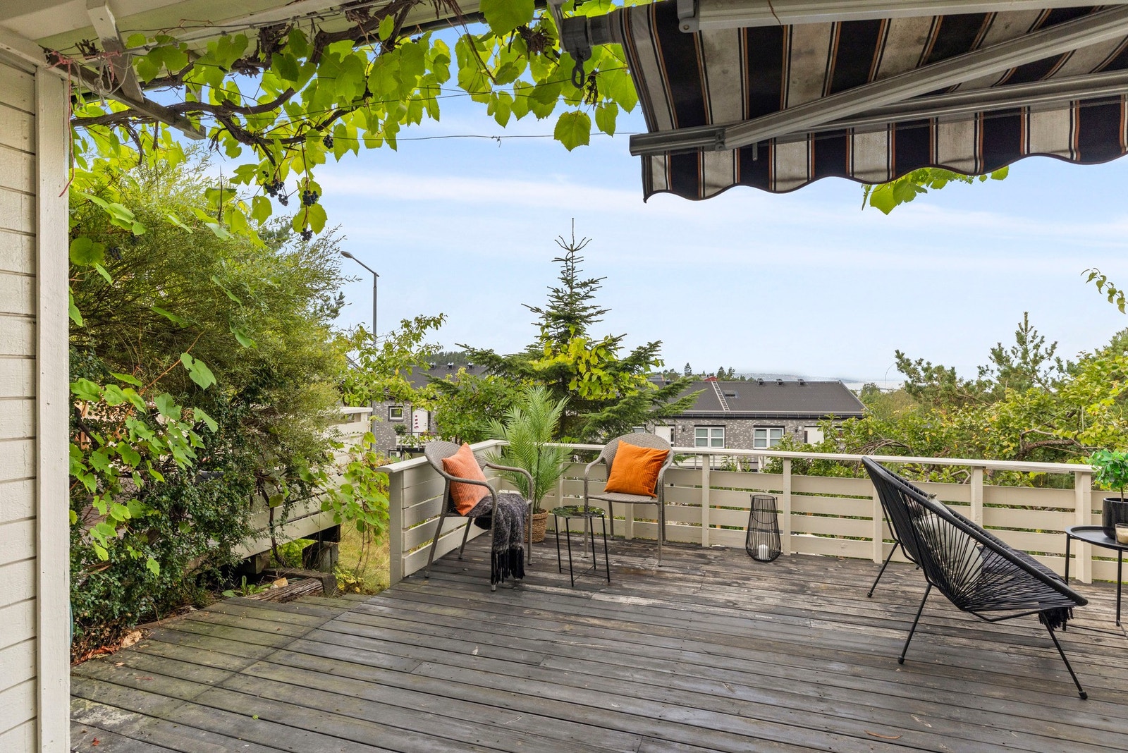 Fra soverommet er det direkte utgang til en stor terrasse på ca. 31 kvm. Galleribilde