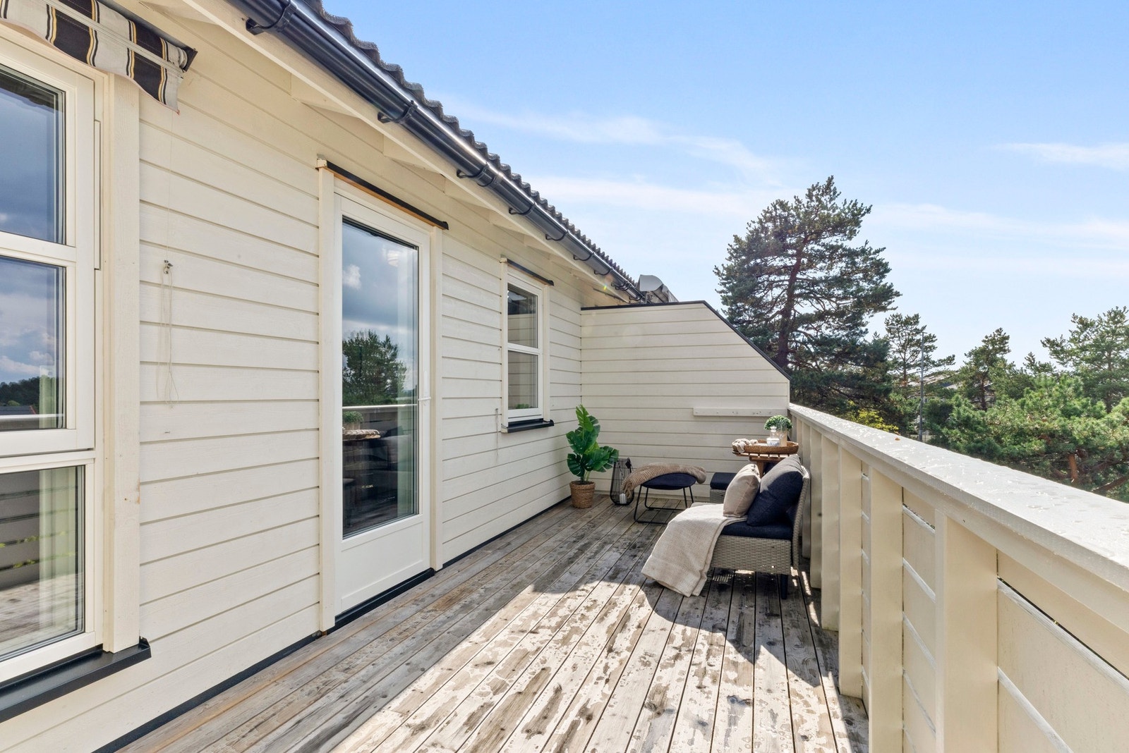 Her er det god plass til loungesett, grill og diverse beplantning. Galleribilde