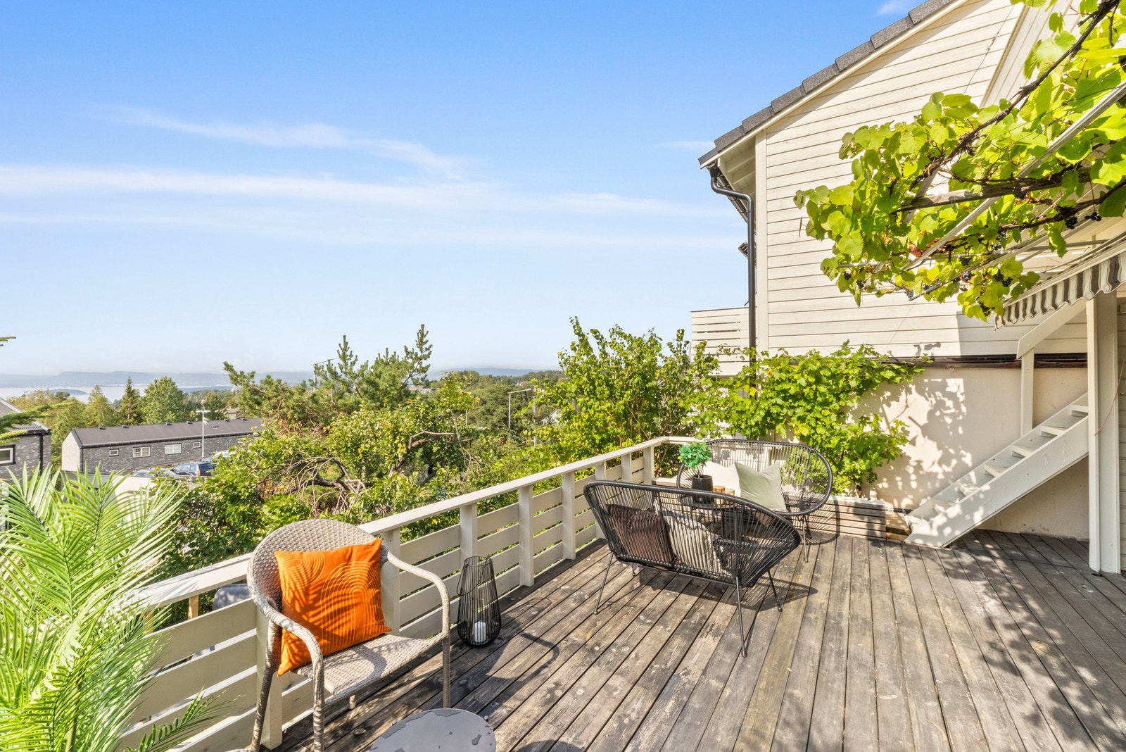 Her får du en terrasse med grønne omgivelser og flott utsyn. Galleribilde