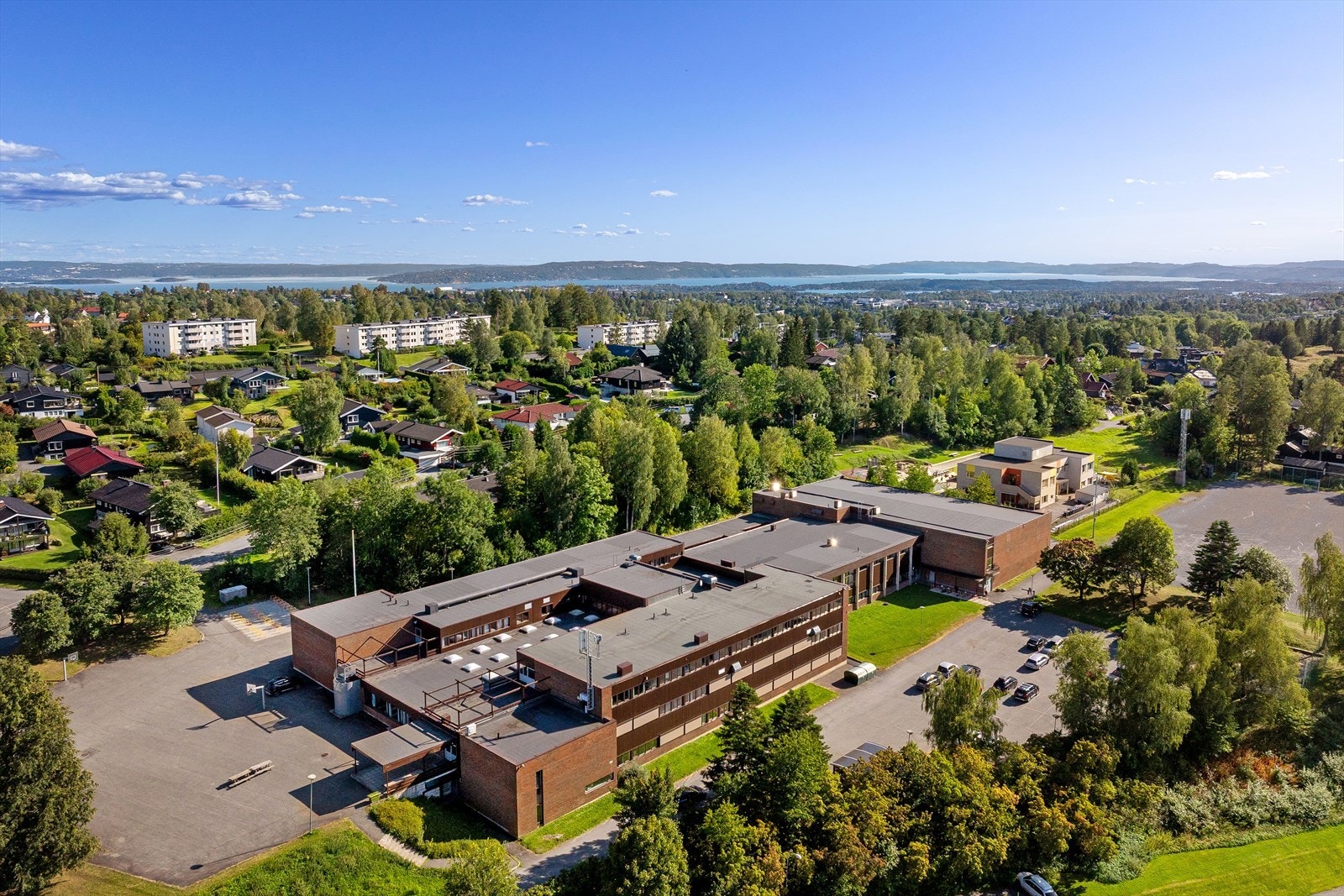 Hosletoppen ungdomsskole bare 5 minutter unna Galleribilde