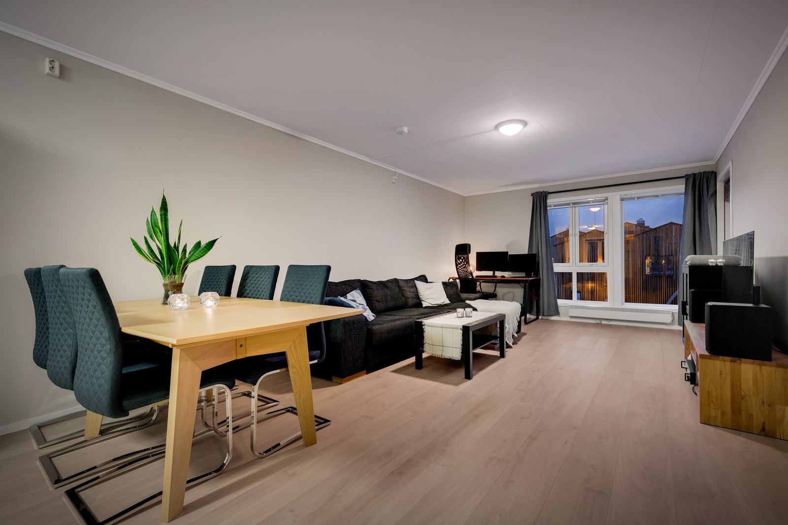 Leiligheten har en innbydende og romslig stue-/kjøkkenløsning på 32,5 kvm. Galleribilde