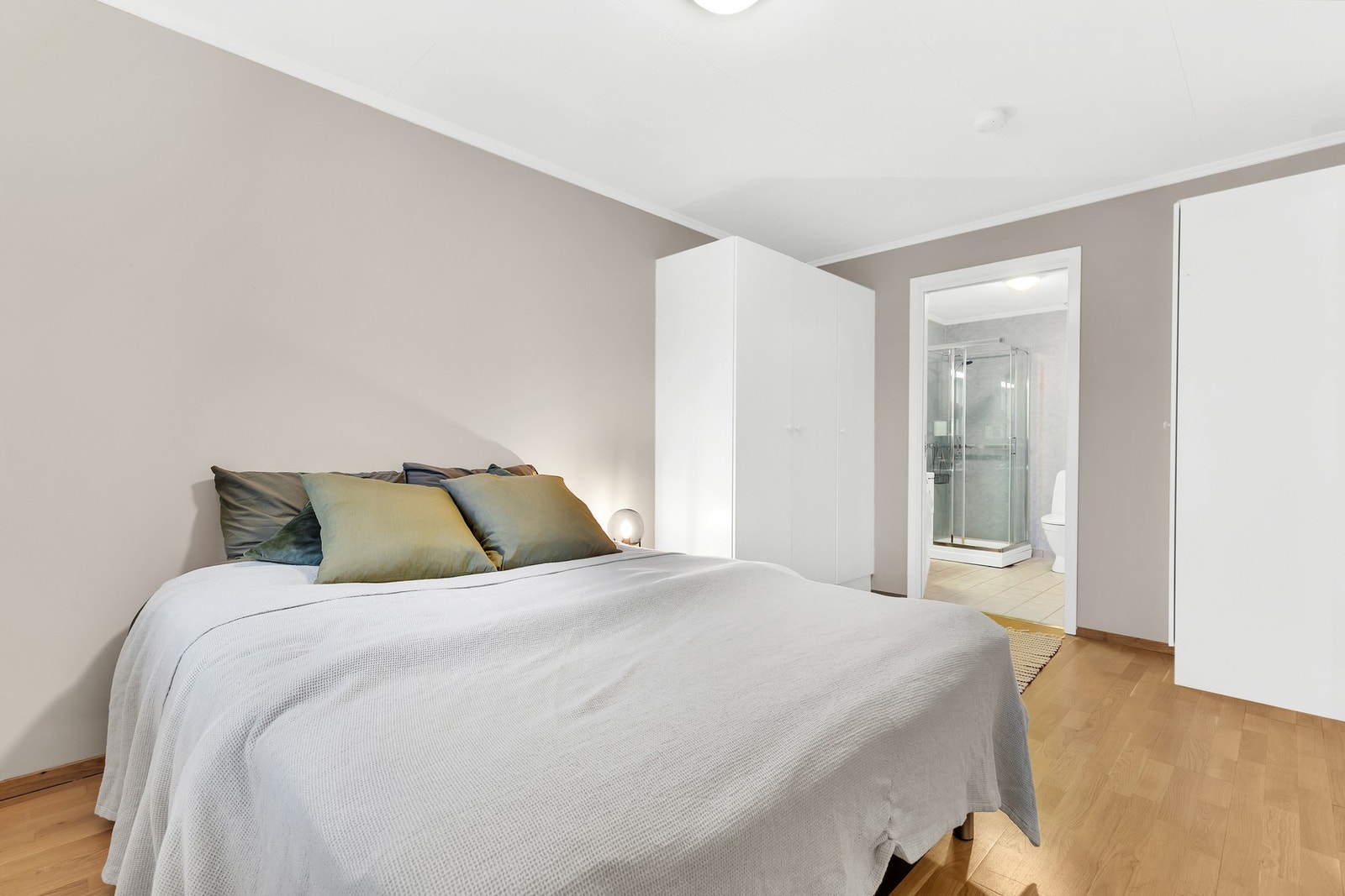 Her har man også en svært praktisk inngang direkte til badet. Galleribilde