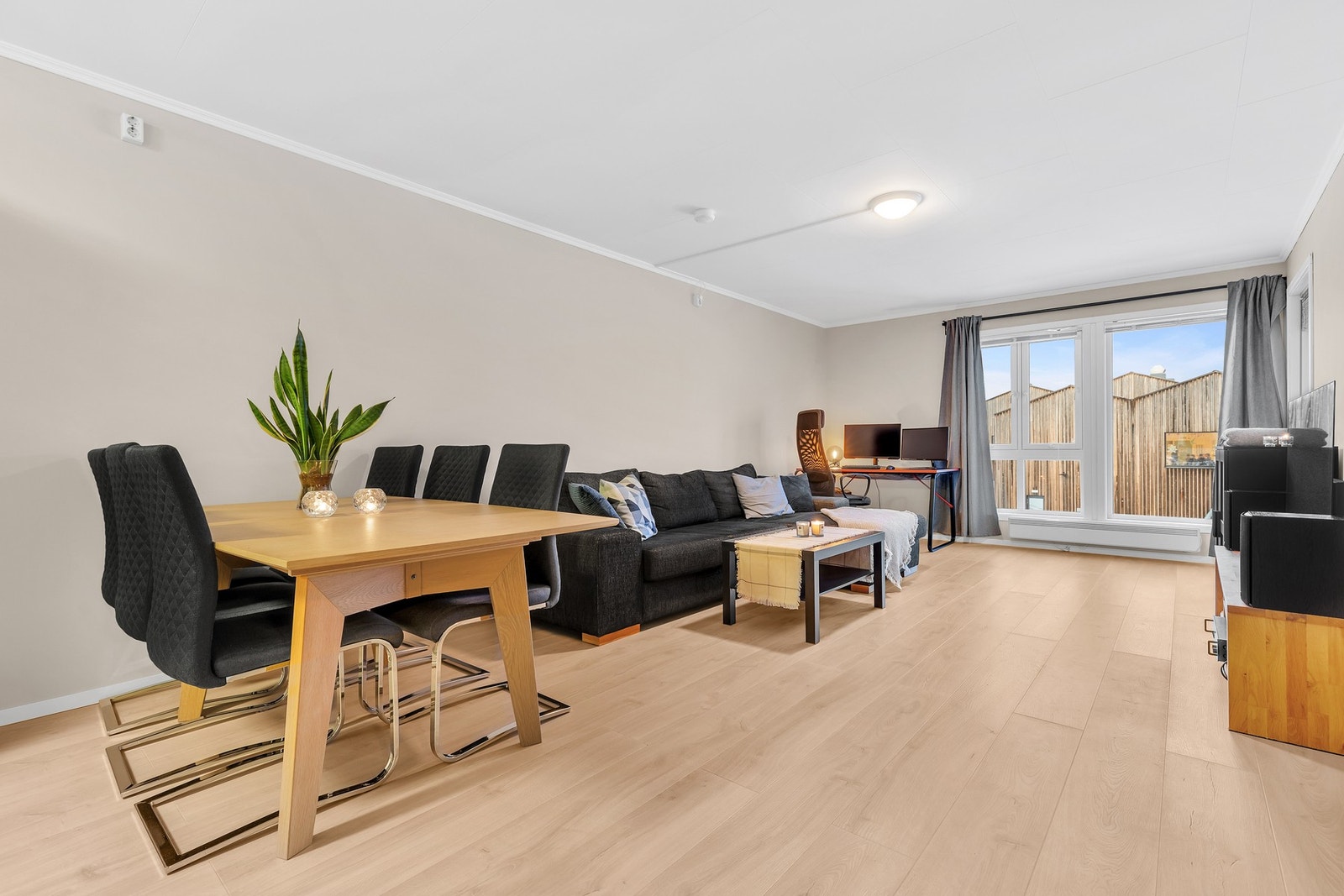 Stue er utført med blant annet varme i gulv og vegger av malte slette flater. Galleribilde