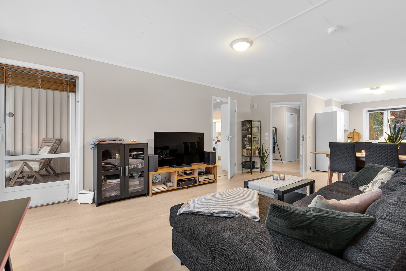 Fra stuen har man utgang til nordvendt balkong med flott kveldssol. Galleribilde