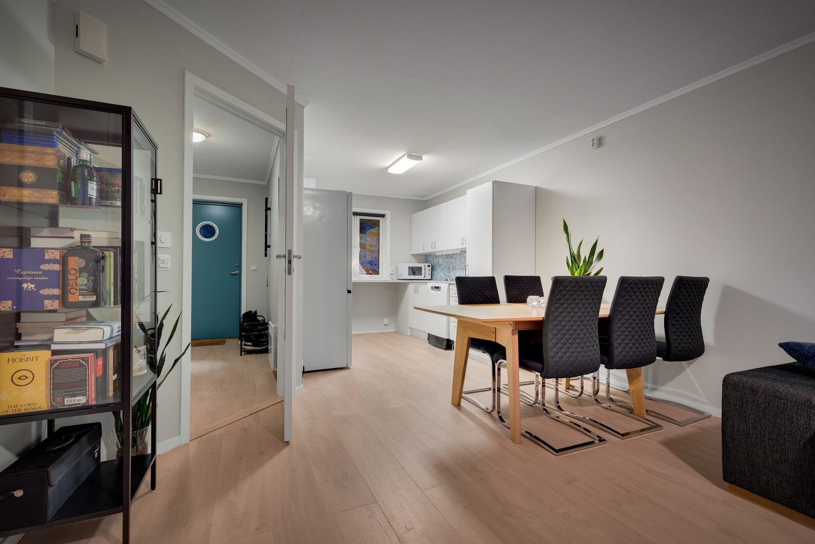 Her kan man enkelt innrede med en spisegruppe som skiller stue og kjøkken. Galleribilde