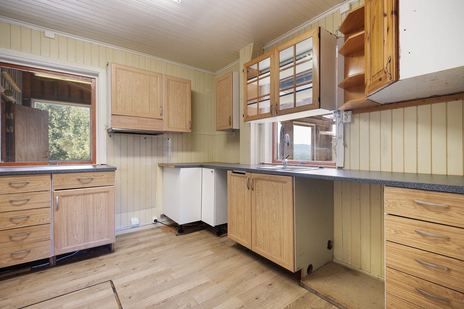 Kjøkken med plass til frittstående hvitevarer. Galleribilde