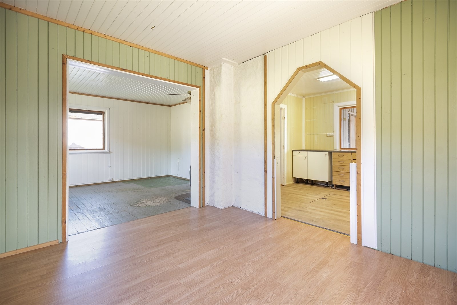 Delvis åpen løsning mellom stue og kjøkken. Galleribilde