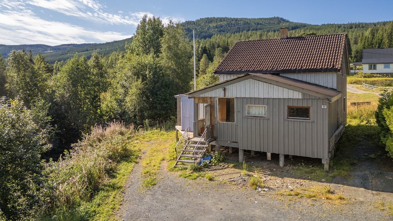 Parkeringsplass foran huset. Galleribilde