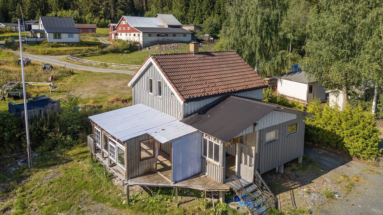 Spredt bebyggelse rundt huset. Galleribilde