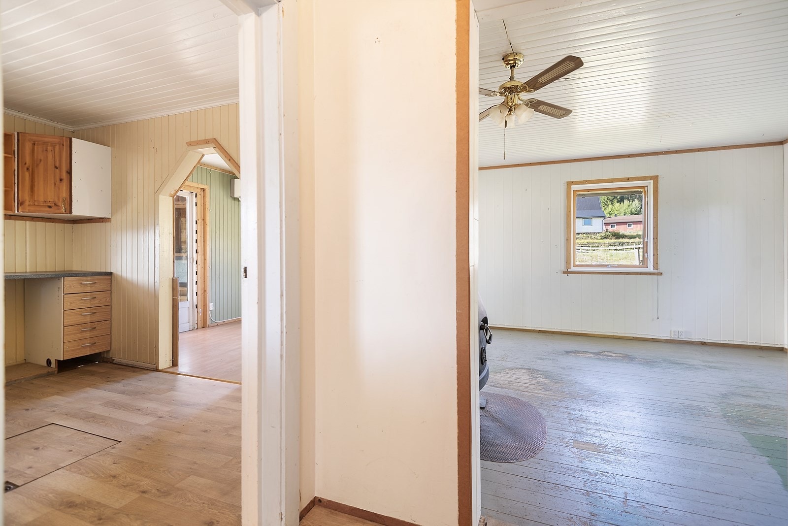 Lyse overflater på rommene. Galleribilde