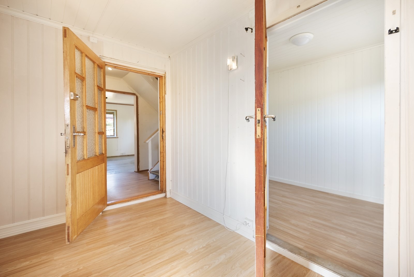 Dør inn til trappeoppgangen. Galleribilde