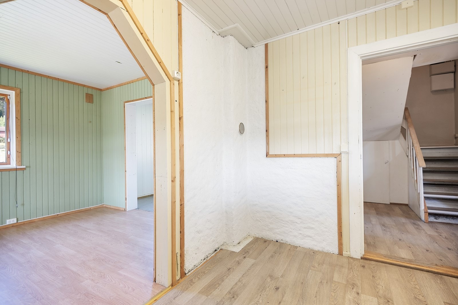 Delvis åpen løsning mellom stuen og trappeoppgang. Galleribilde