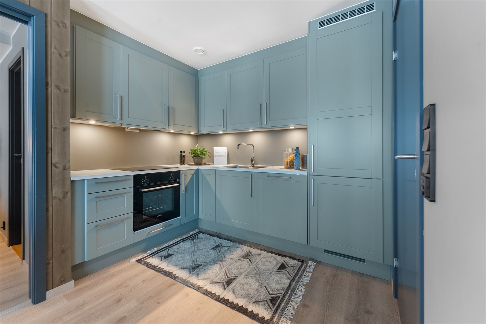 Lekker kjøkkeninnredning levert av Sigdal i en behagelig grønnfarge. I tillegg til estetikk, er det lagt vekt på funksjonalitet med god oppbevaring og benkeplass til å jobbe på. Galleribilde