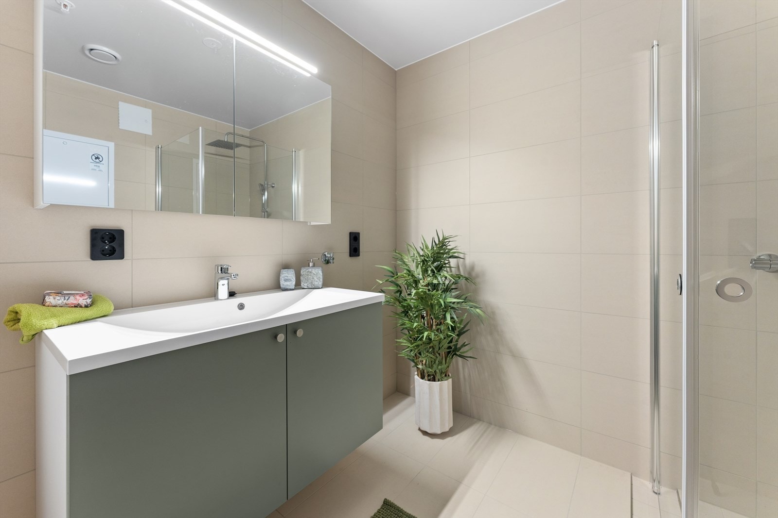 Baderommet har nydelige overflater med fliser på gulv og vegg. Her får du spafølelse i egen leilighet! Galleribilde