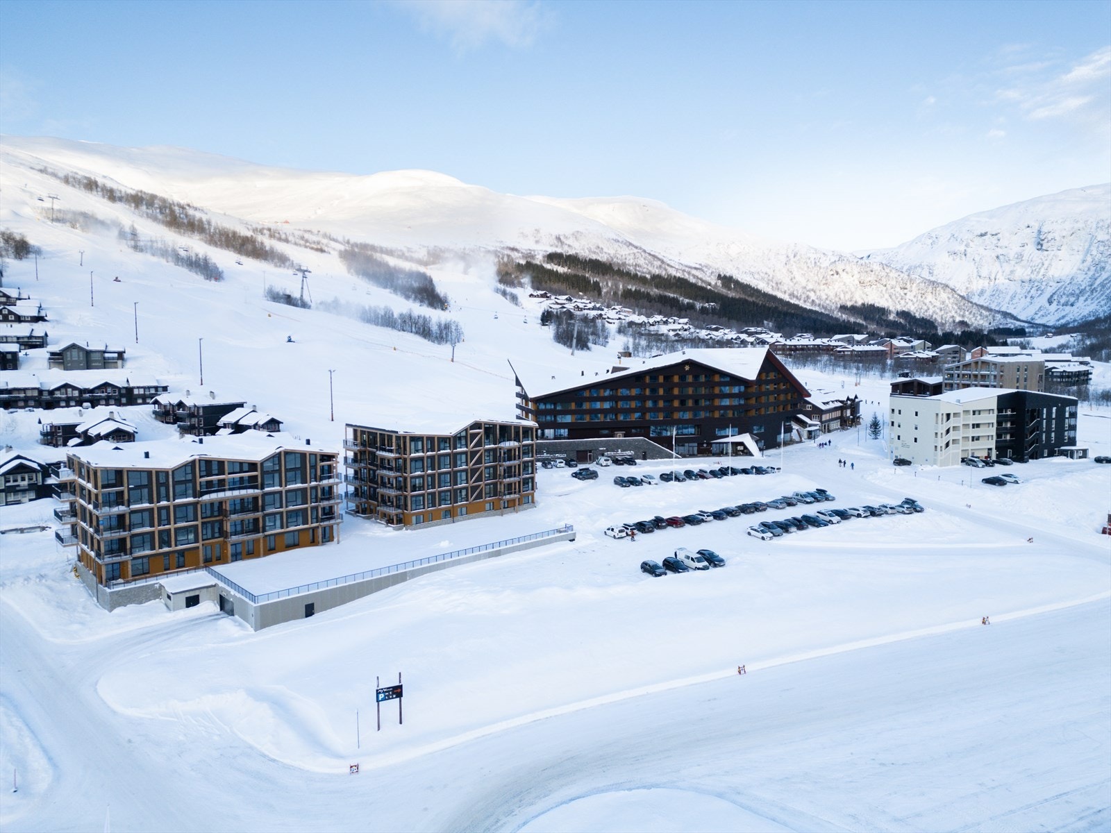 Ønsker du et enklere liv på fjellet? Med parkering innendørs, heis og ingen bekymring for måking? Da er dette noe for deg! Galleribilde