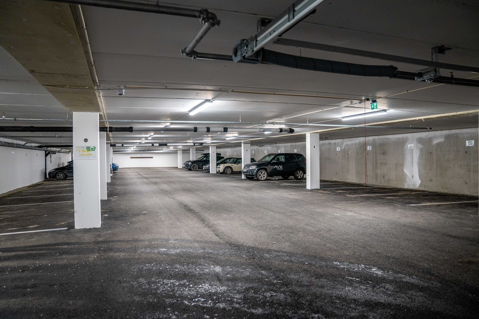 Parker bilen i garasjeanlegget under bakkeplan, sett fra deg utstyr i den store skiboden og ta heisen opp til din nye drømmeleilighet. Galleribilde