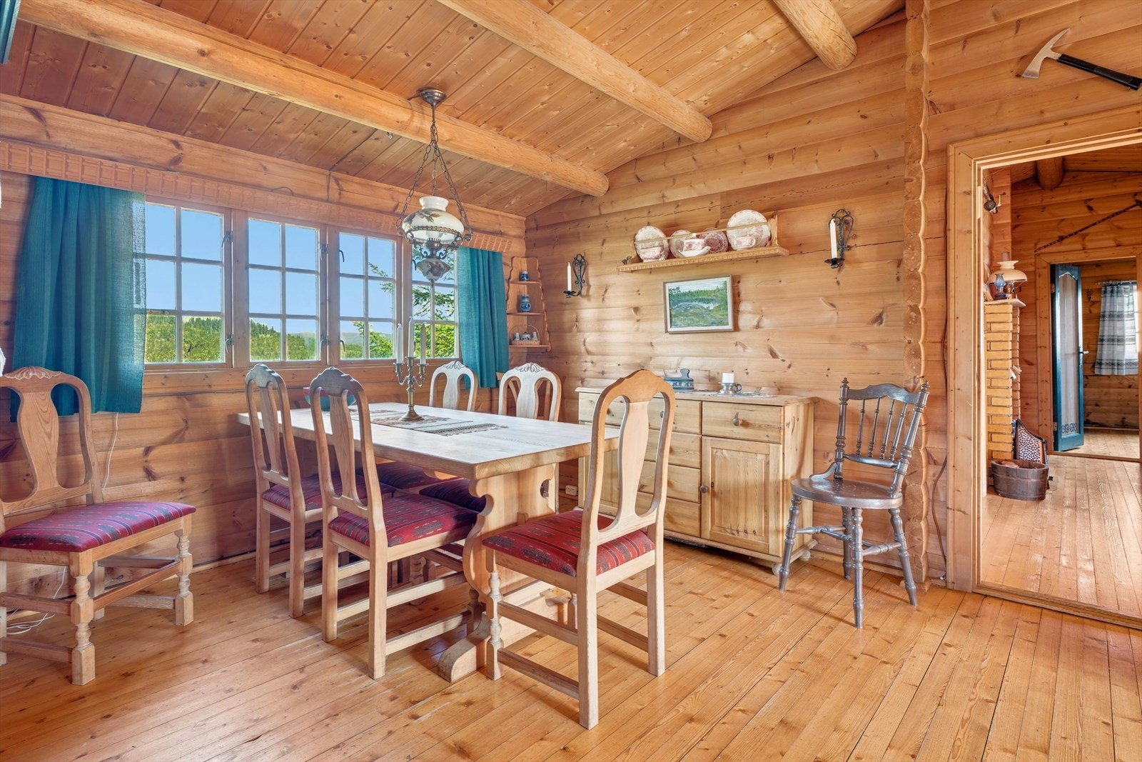 Her kan man dekke til mange rundt bordet. Galleribilde