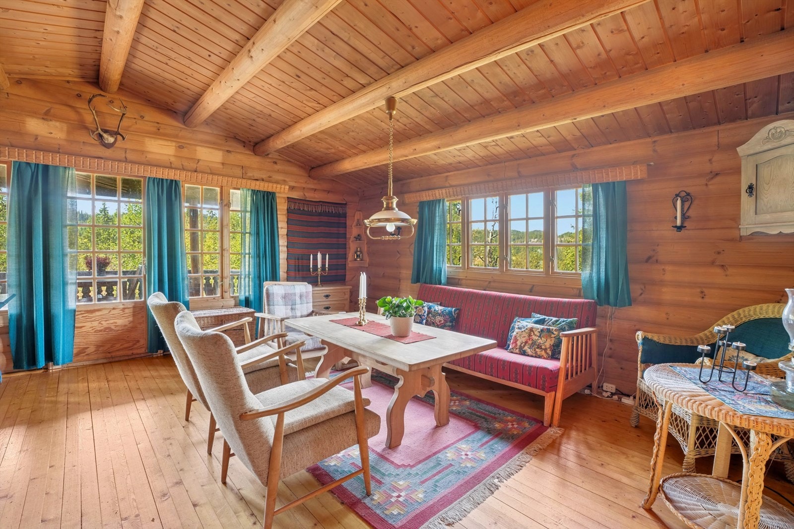 Her er store vindusflater og godt med naturlig lys inn. Galleribilde