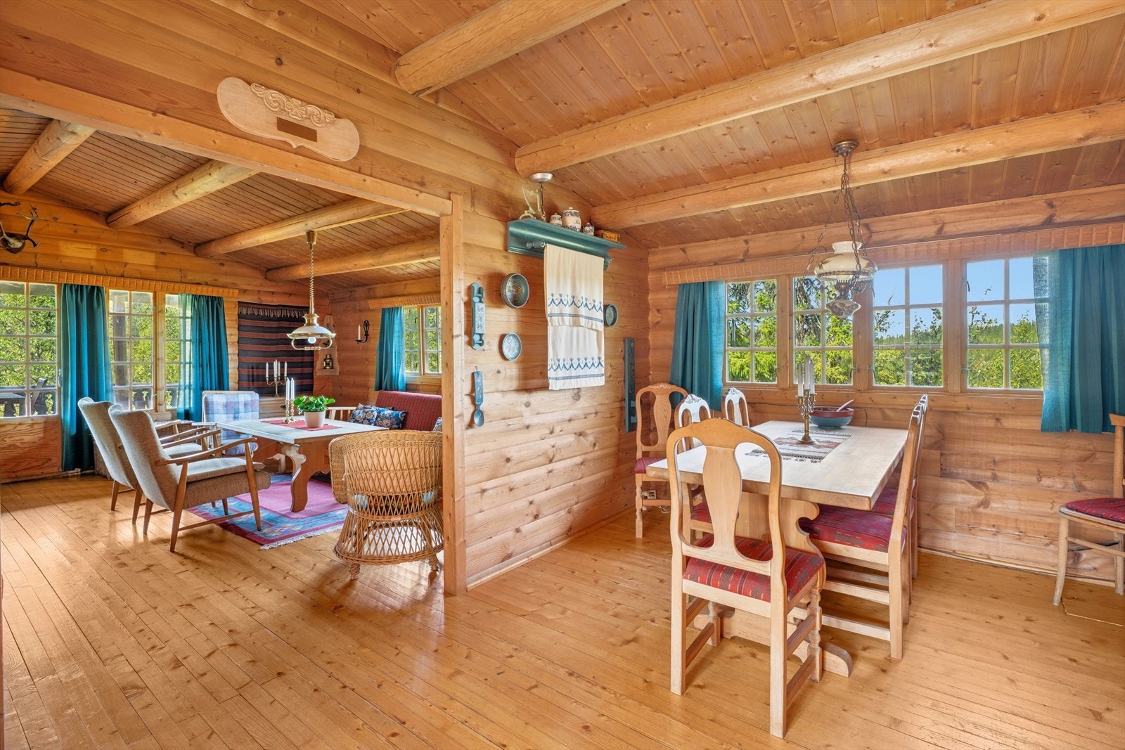 Den gode utformingen gir deg mulighet til å innrede oppholdsrommet etter eget ønske. Her også med rom for spisegruppen. Galleribilde