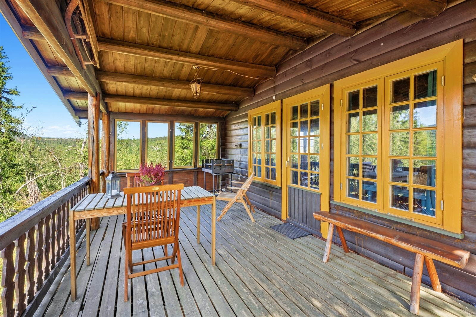 Herlig overbygget uteplass på ca. 18 kvm med god plass til hagemøbler. Galleribilde