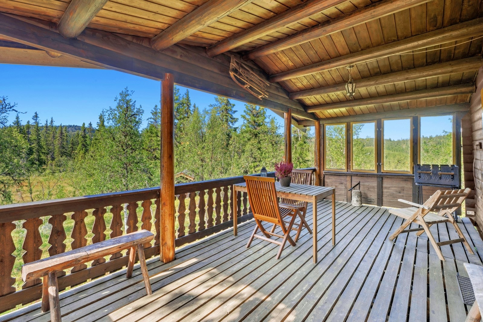 Til dels store skjevheter på grunn av setninger i fundament. Galleribilde