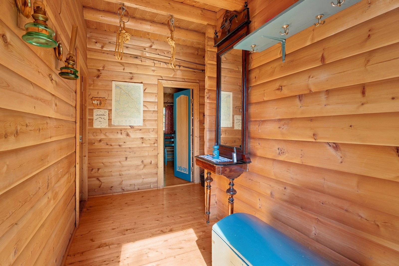 Innenfor døren møtes du av en entré med god plass til yttertøy og sko, samt mulighet for oppbevaringsmøbler. Galleribilde