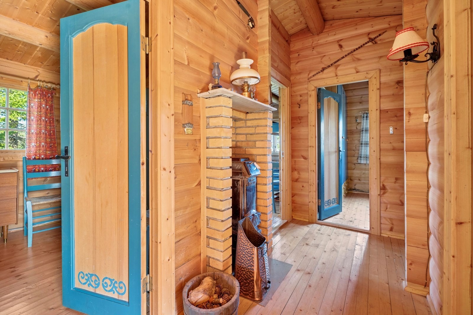 Entre/soveromsgang med koks/vedovn. Galleribilde