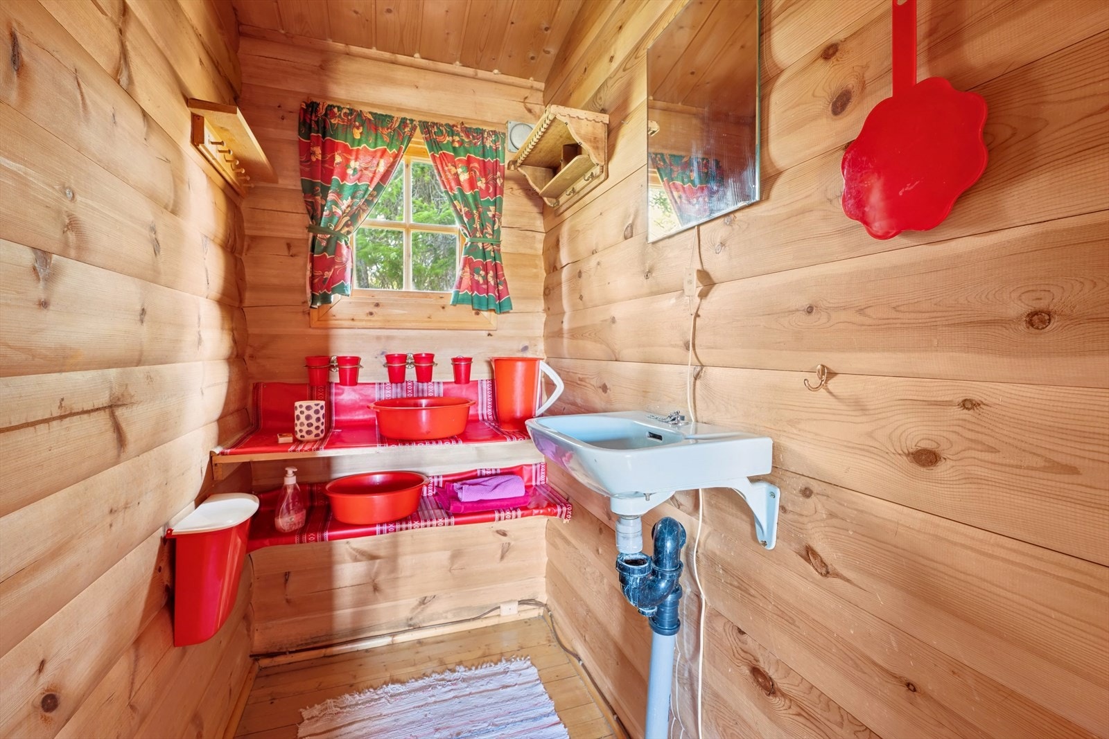 Rom med utslagsservant. Galleribilde