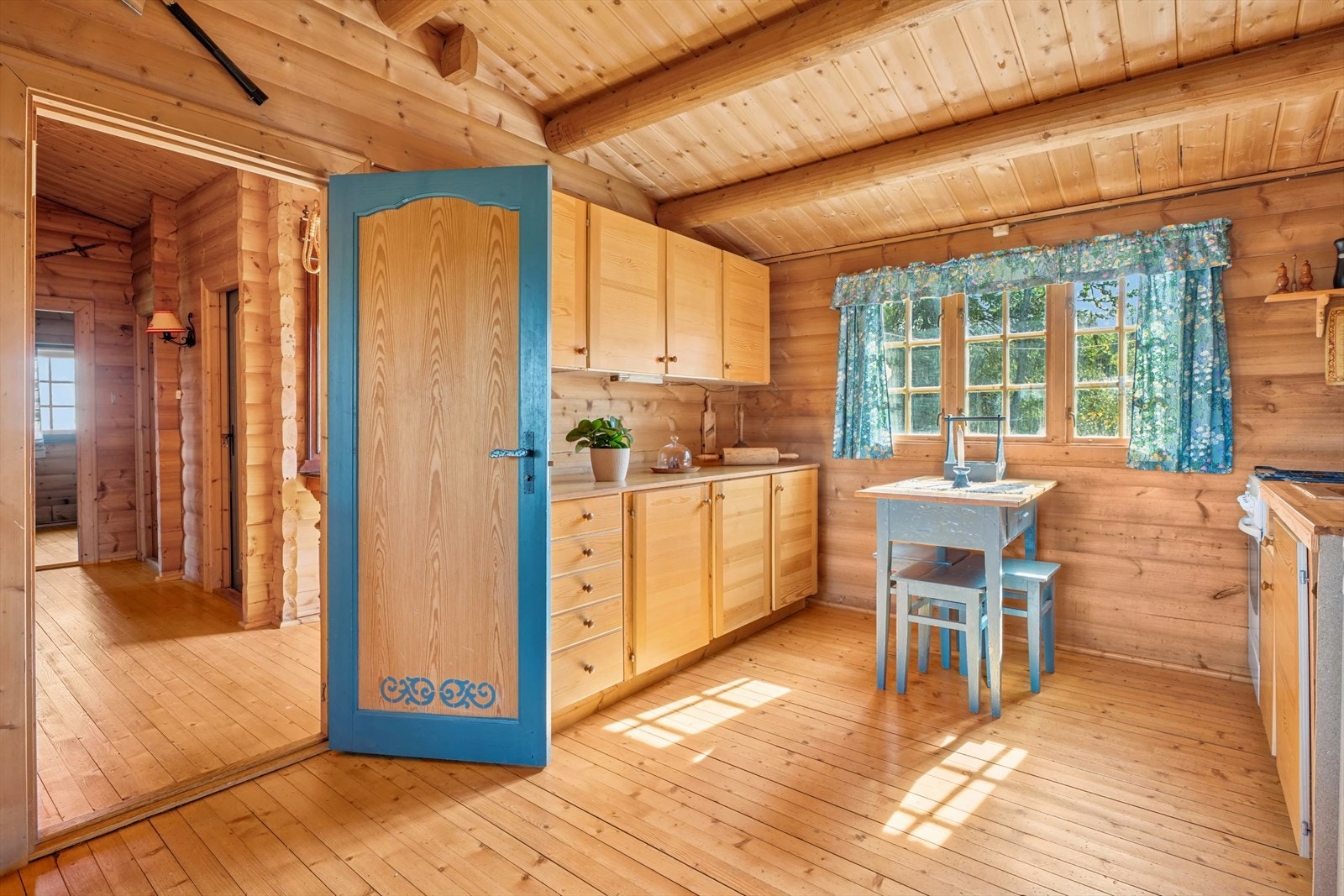 På kjøkkenet er det nedfelt utslagsvaskekum, avsatt plass til gasskomfyr og avsatt plass til gasskjøleskap, samt flere praktiske skuffer, under- og overskap for oppbevaring. Galleribilde