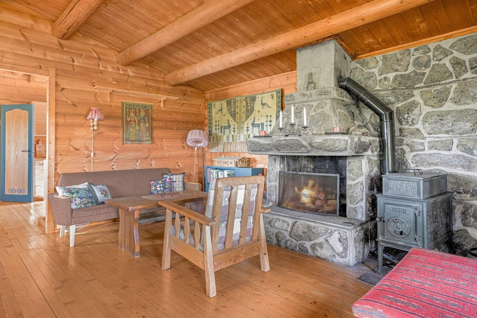 I stuen er det plassert en murt åpen peis med stor Jøtul vedovn i tilknytning, dette gir en koselig stemning, samt god varme på kalde vinterdager. Galleribilde