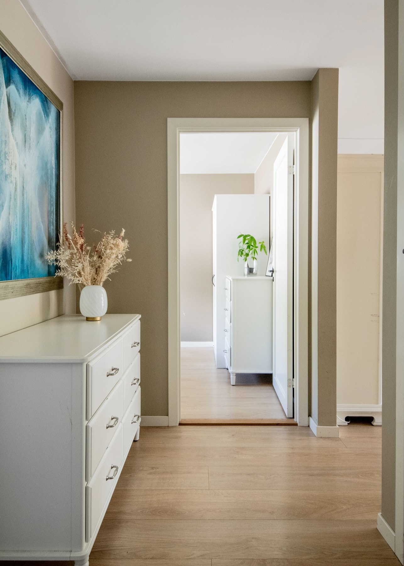 Romslig gang mellom soverom og baderom. Her er det plass til kommoder og annen form for oppbevaring. Galleribilde