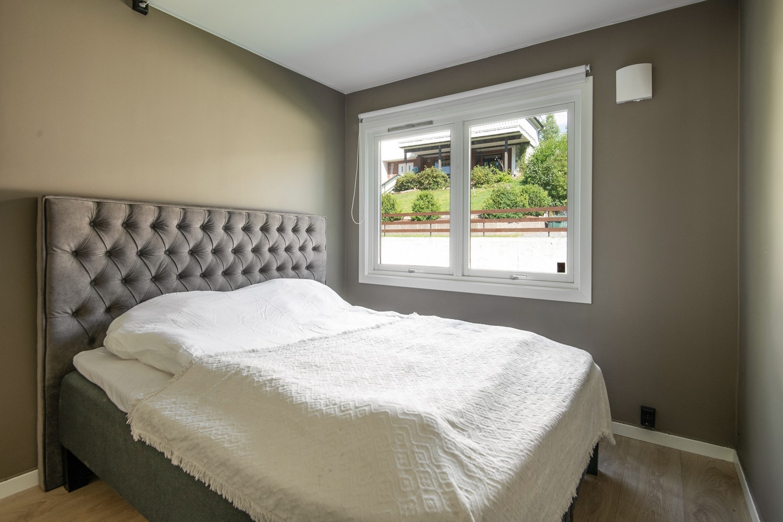 Fin plass for dobbeltseng. Galleribilde