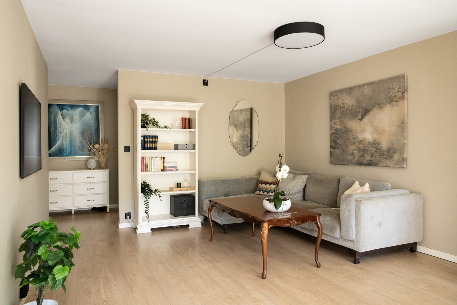 Romslig stue med fin plass til sofa og tv-møblementer. Galleribilde