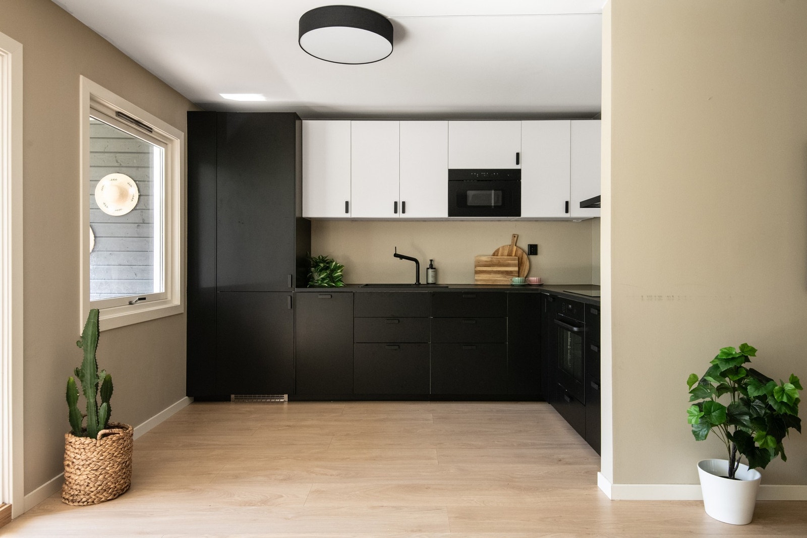 Delikat kjøkken, delvis adskilt mot stue. Galleribilde