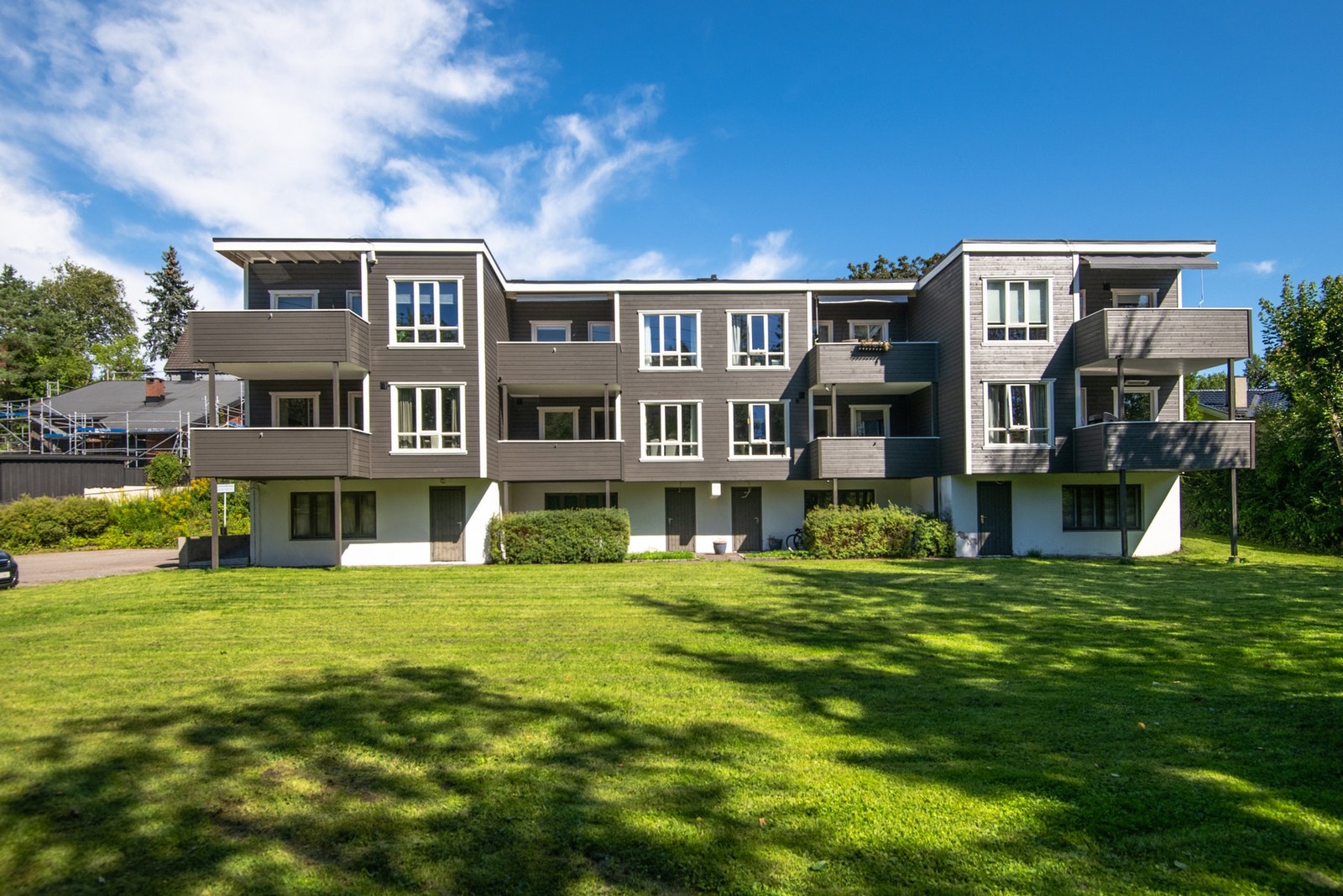 Leiligheten ligger i byggets 1.etg. (høy 1 etg. fra terrasse siden). Galleribilde