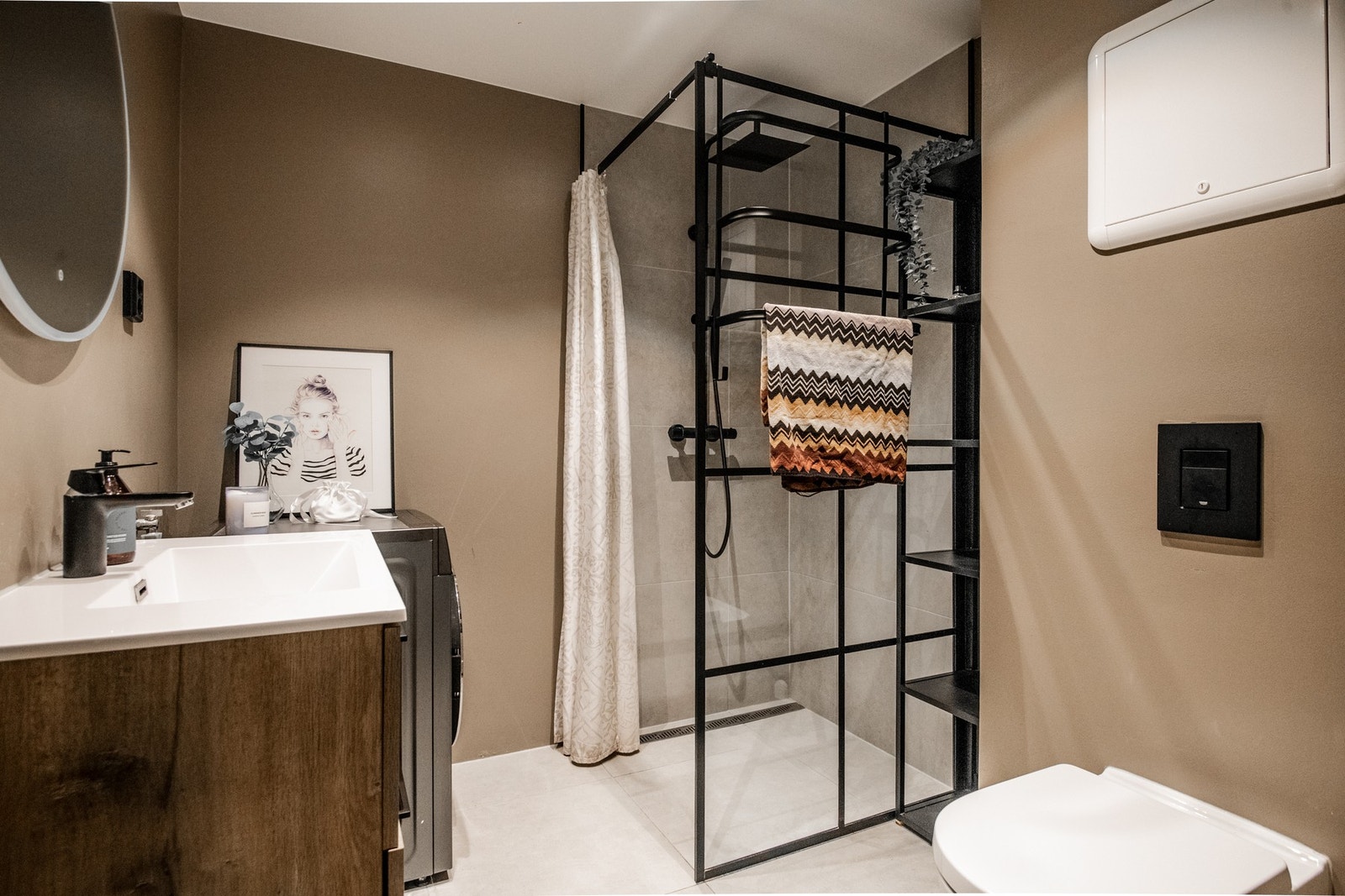 Innbydende baderom fra 2022. Heldekkende servant, underskap, speil m/lys, veggmontert wc og dusj. Galleribilde