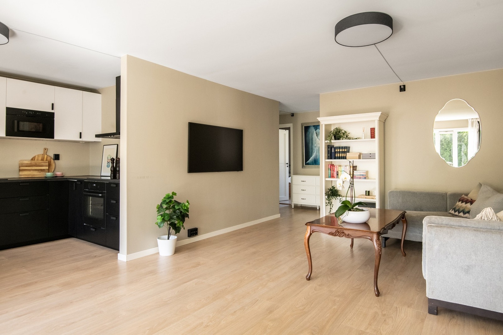 Leiligheten ble pusset opp i 2022 og holder god standard med delikate farger og materialer. Galleribilde