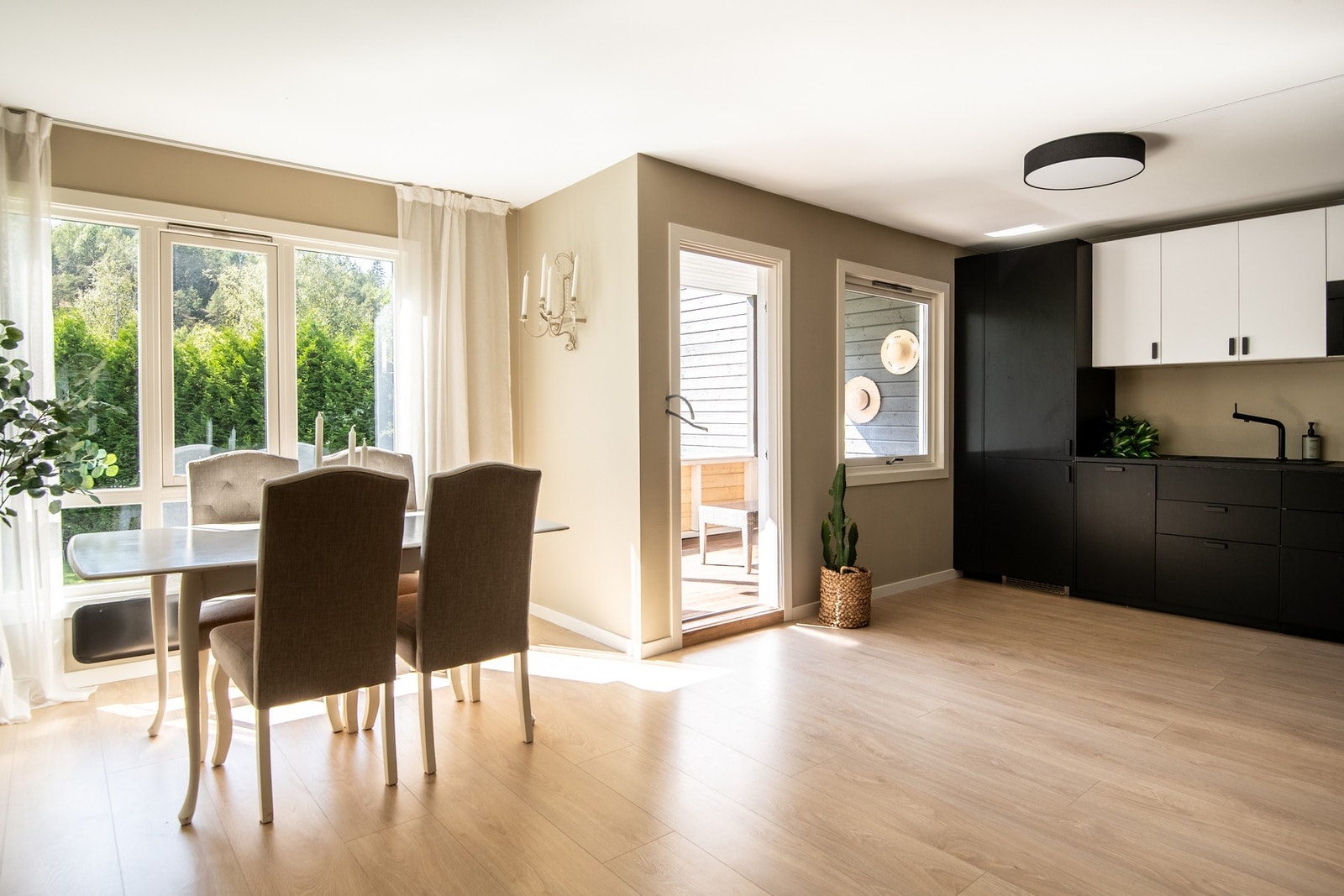 Spiseplass i fin tilknytning mellom kjøkken og stue. Galleribilde