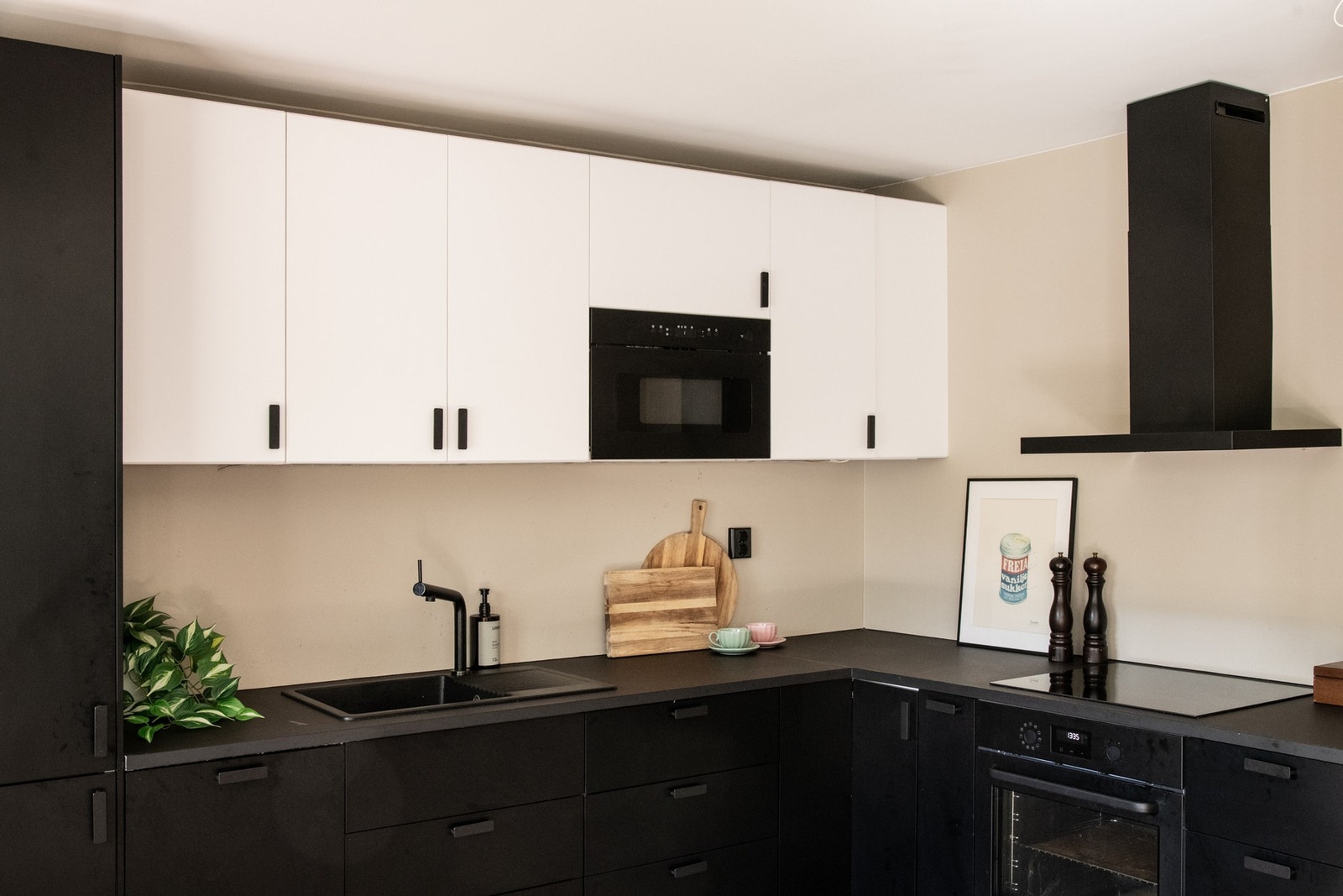 Integrert induksjonstopp, stekeovn, mikrobølgeovn, oppvaskmaskin (smal modell), kjøle- og fryseskap. Galleribilde