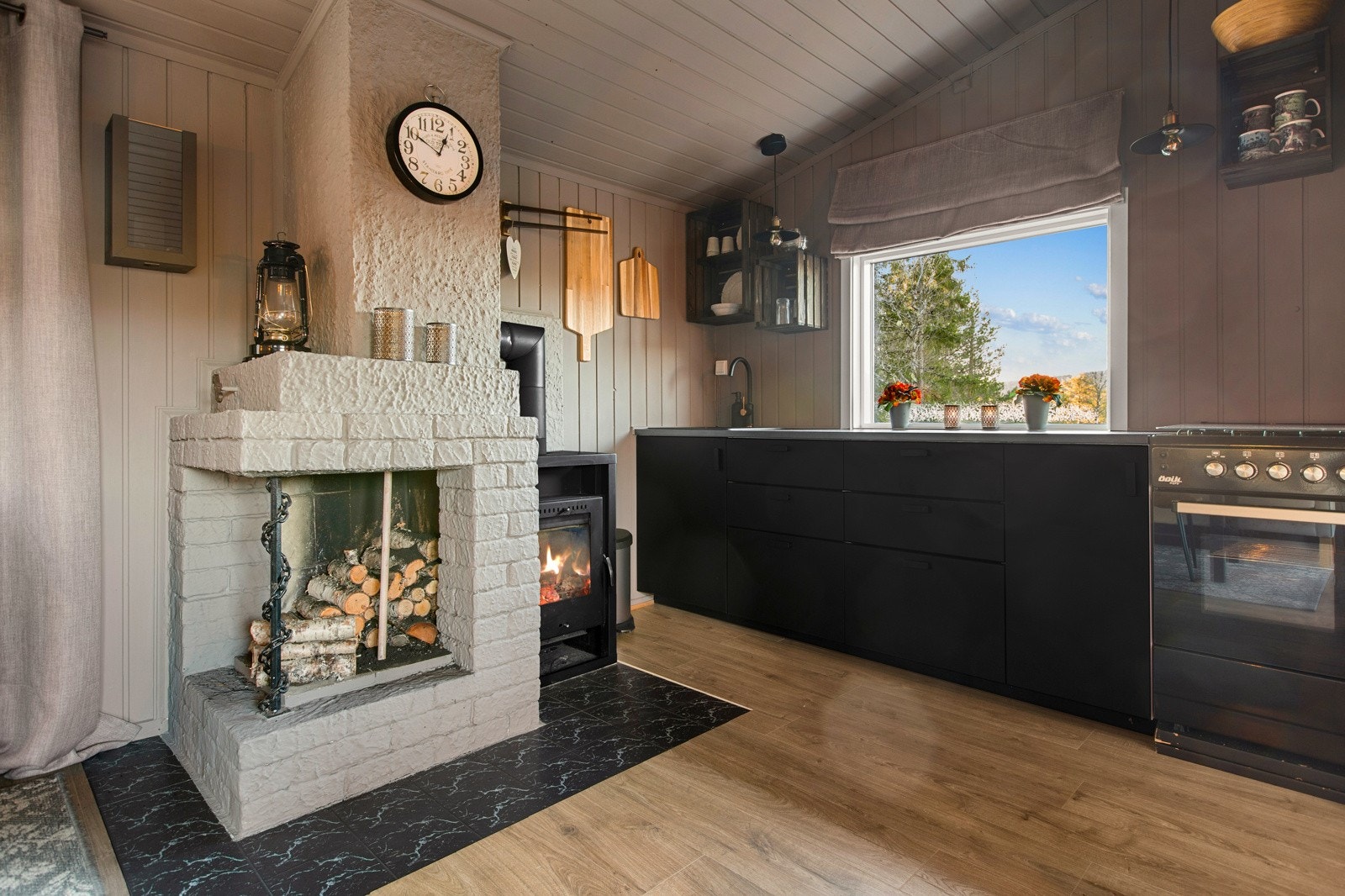 Peisovn og vedovn som gir god varme på kalde kvelder Galleribilde