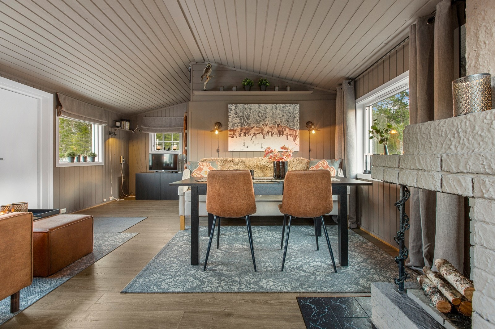 Store vinduer som gir godt med lysinnslipp Galleribilde