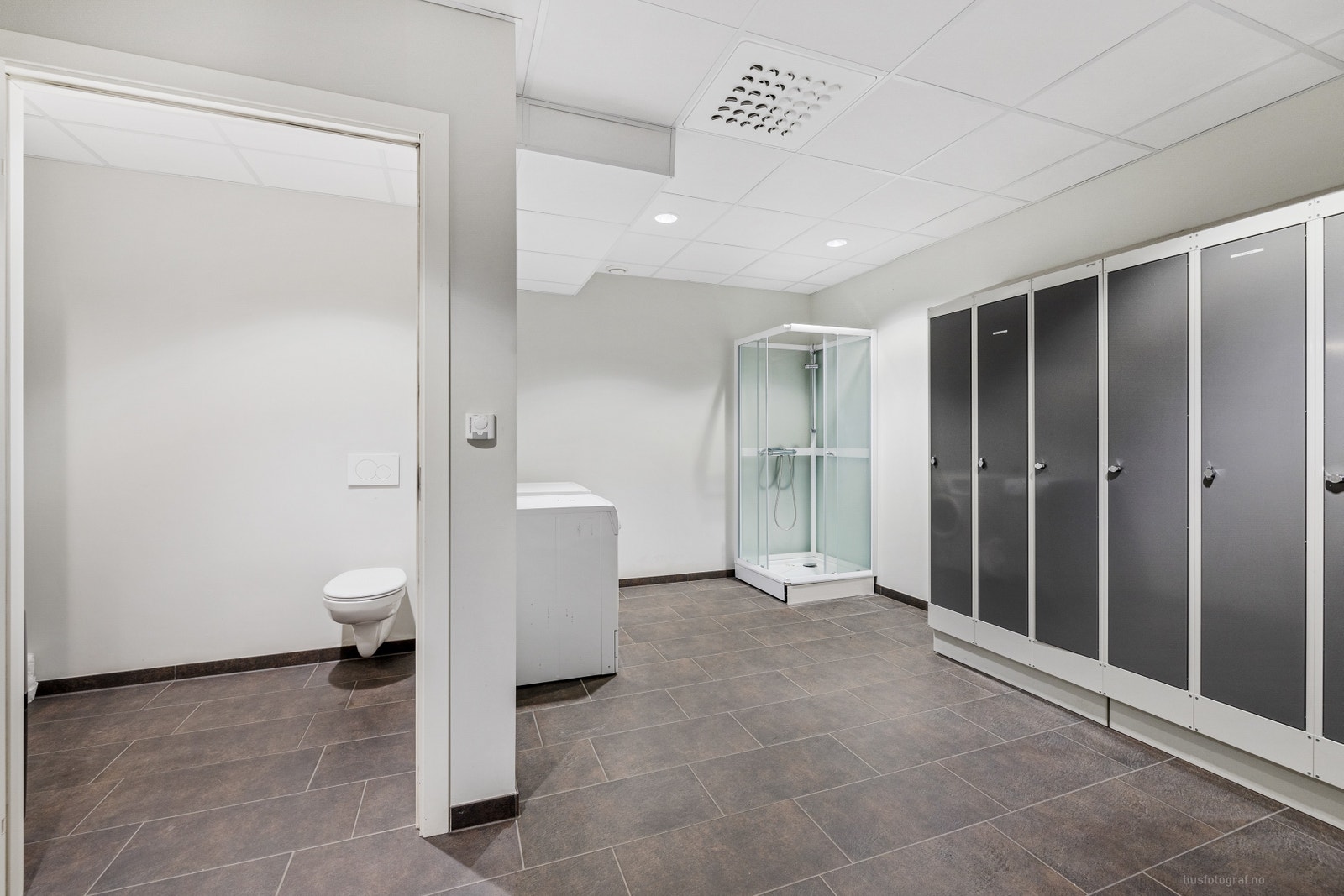 Egne garderober tilknyttet verkstedsdelen Galleribilde