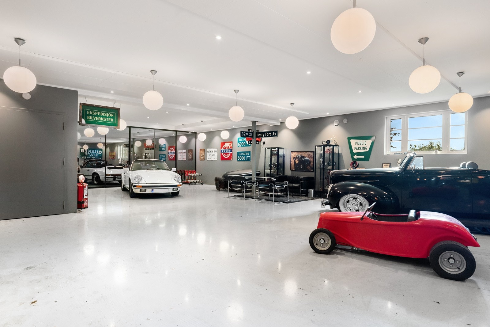 Garasjen har eget showrom eller annen bruk alt etter hva en ønsker. Merk deg informasjon om garasjen i slagsoppgaven Galleribilde